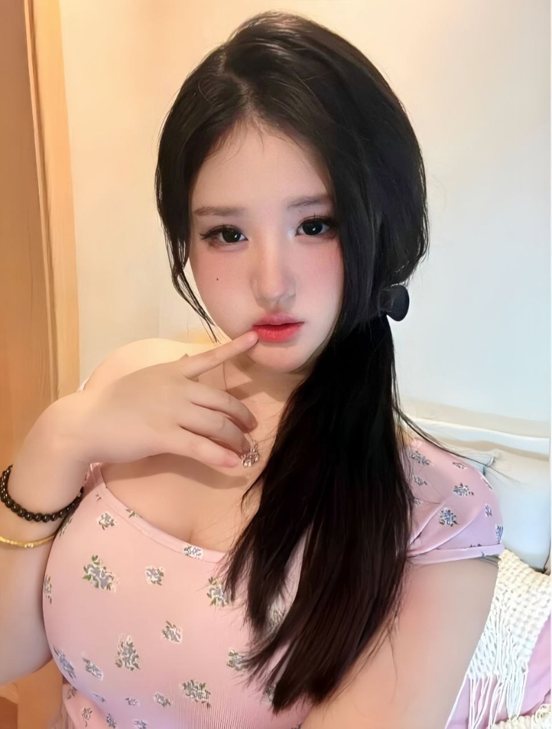 颜值还挺粉嫩的微胖巨乳大学生7