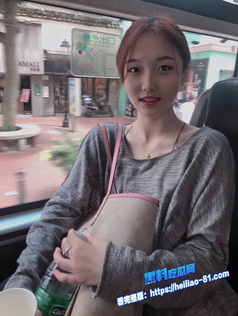 吉林卫生学院 李莉 平时可爱黏人样 出轨后被玩成母狗 跪舔摇屁股水流一地 男友绿得发慌图1 吉林卫生学院 李莉 平时可爱黏人样 出轨后被玩成母狗 跪舔摇屁股水流一地 男友绿得发慌图1
