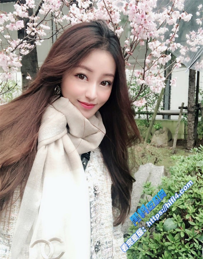 高颜值女大学生 金主定制视频曝光 在镜头前揉捏胸乳 吮吸手指 自摸私处小穴！1