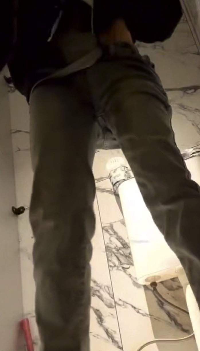 高清厕所偷拍！厕所安装摄像头 偷拍妹子放尿 尿完都不用纸擦一下的吗？3