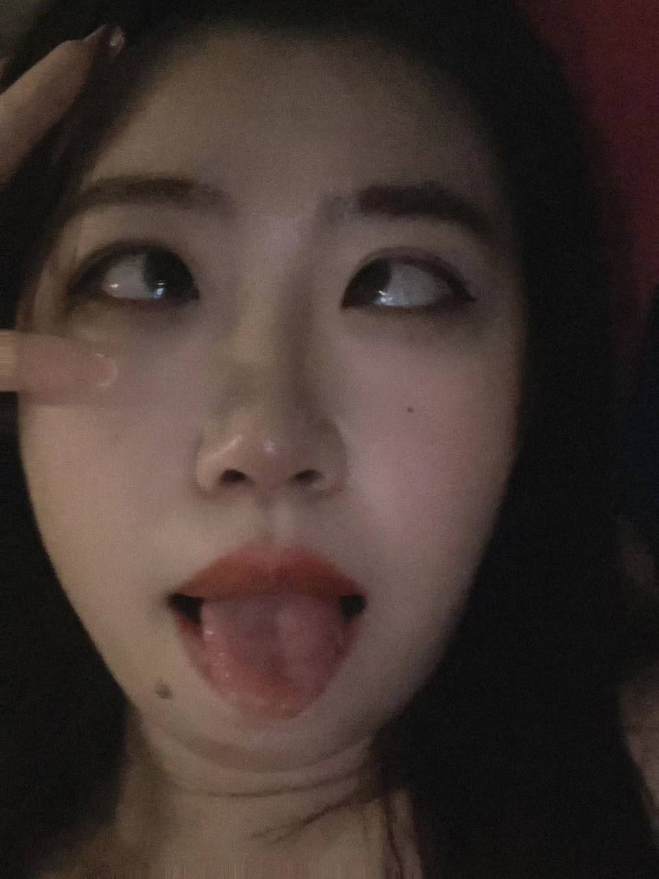 抖音网红反差母狗私拍视频曝光 看着是真的骚啊 大家可以猜猜是哪位网红！ 图2