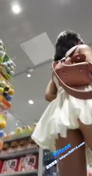 街头抄底偷拍！高颜值白丝连衣裙清纯美女 在商场被针孔摄像头抄底 白色的小内裤透着可爱！ 图1