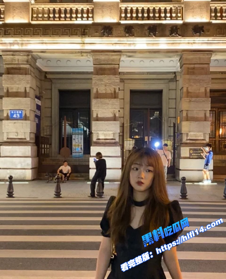 浙江台州极品反差高中生 装女同开房迫不及待展示自己嫩乳骚穴 内裤都是淫水！图1