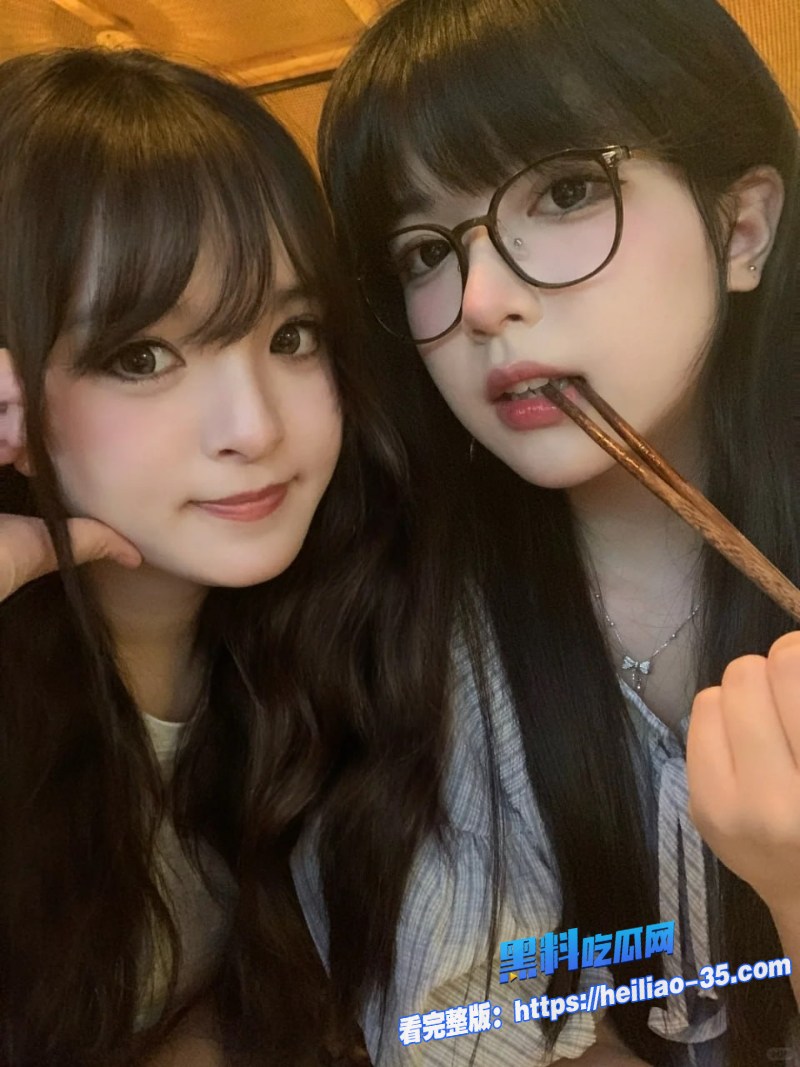 双飞香艳亲姐妹女友主动邀姐姐一起玩胸型小穴如出一辙一个粉嫩白虎一个黢黑诱惑3
