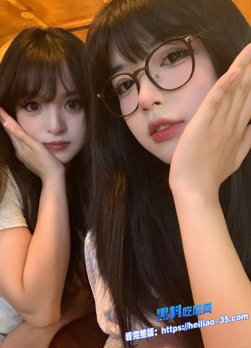 双飞香艳亲姐妹女友主动邀姐姐一起玩胸型小穴如出一辙一个粉嫩白虎一个黢黑诱惑4