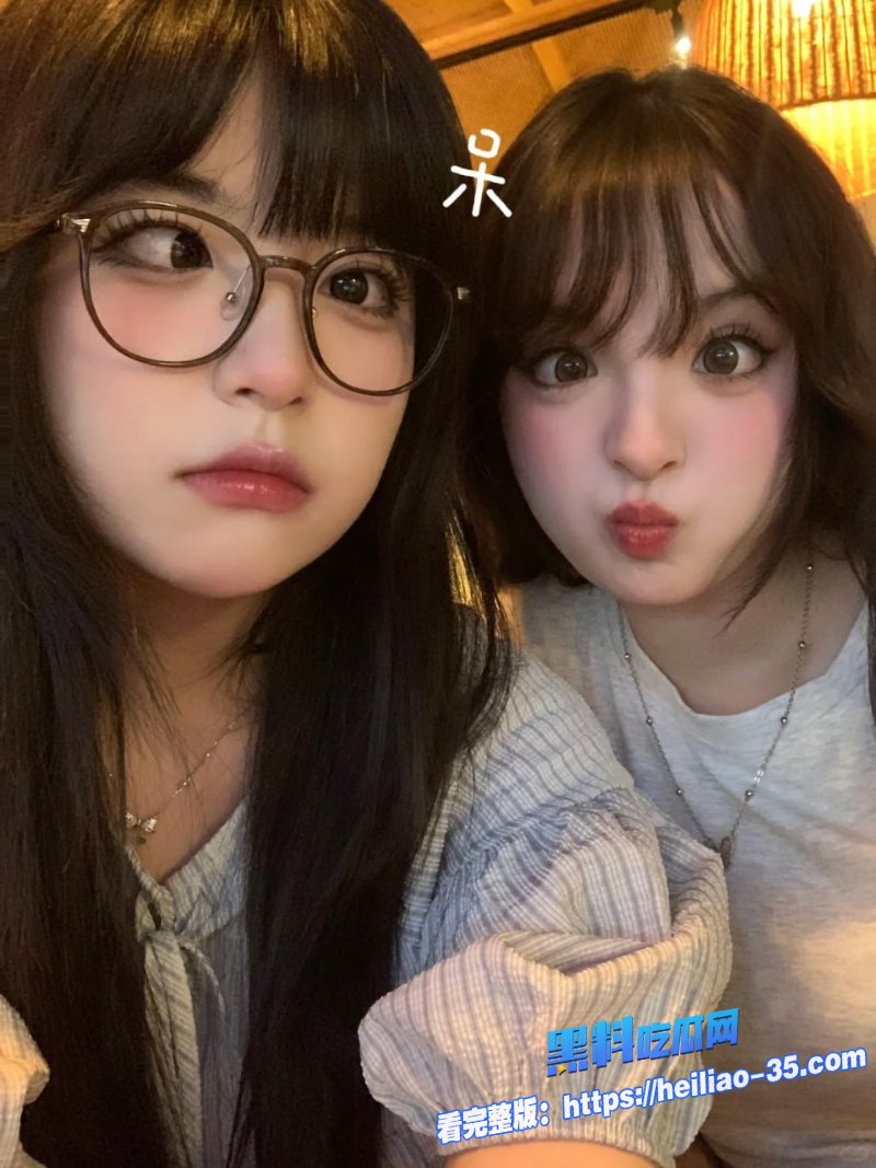 双飞香艳亲姐妹女友主动邀姐姐一起玩胸型小穴如出一辙一个粉嫩白虎一个黢黑诱惑5