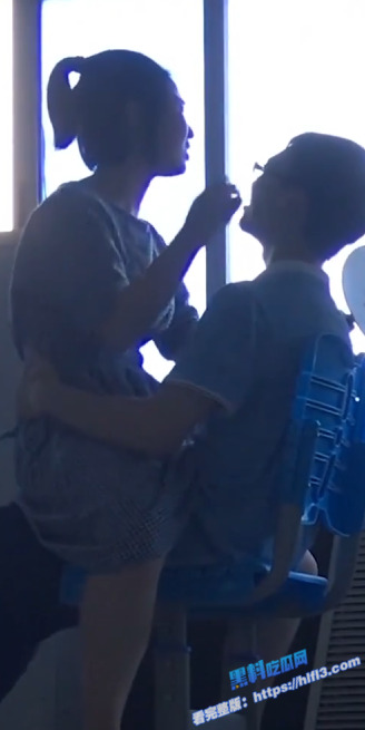 真实偷拍！莆田六中 偷拍热恋情侣 在科学楼做爱 女上位骑乘 被发现后穿裤子走人！3