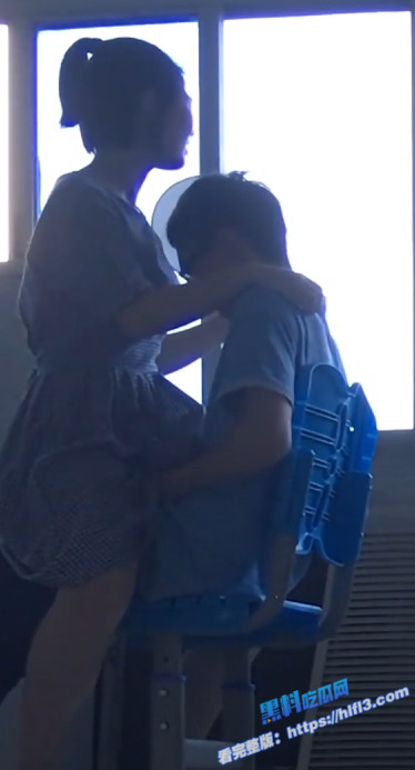 真实偷拍！莆田六中 偷拍热恋情侣 在科学楼做爱 女上位骑乘 被发现后穿裤子走人！4