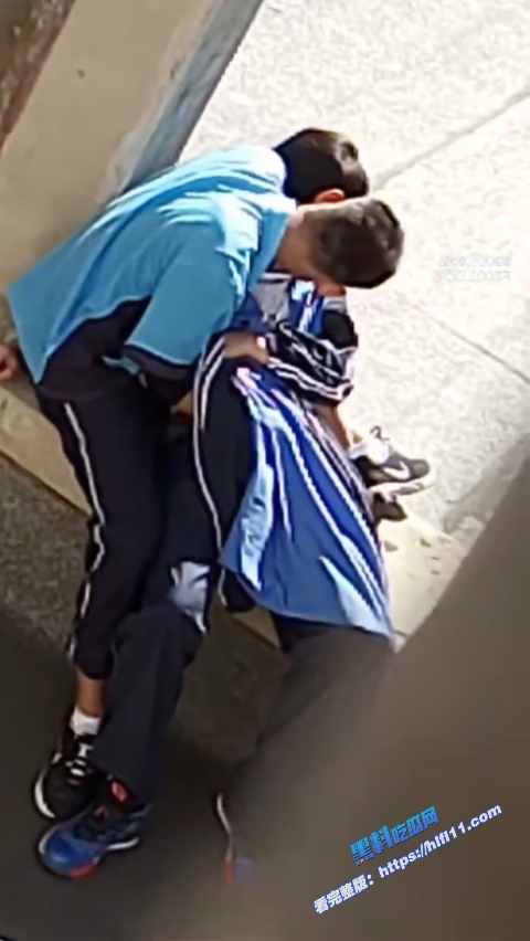 真实偷拍！某高中小情侣校园偷情啪啪被偷拍 脱着裤子就在学校里干 女上位骑乘大屌！2