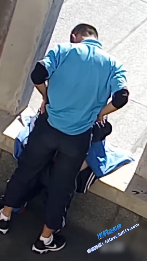 真实偷拍！某高中小情侣校园偷情啪啪被偷拍 脱着裤子就在学校里干 女上位骑乘大屌！3