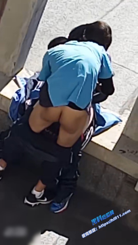 真实偷拍！某高中小情侣校园偷情啪啪被偷拍 脱着裤子就在学校里干 女上位骑乘大屌！4
