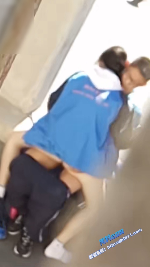 真实偷拍！某高中小情侣校园偷情啪啪被偷拍 脱着裤子就在学校里干 女上位骑乘大屌！6