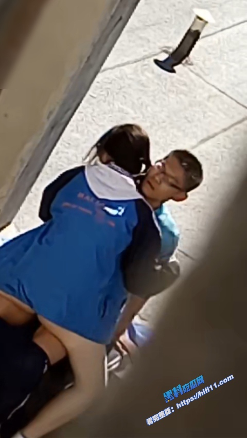 真实偷拍！某高中小情侣校园偷情啪啪被偷拍 脱着裤子就在学校里干 女上位骑乘大屌！7