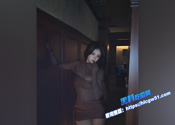 抖音美女网红海胆的越野车不雅视频流出重度性瘾母狗与金主约炮玩3P场面十分淫乱 图4WH700x500px