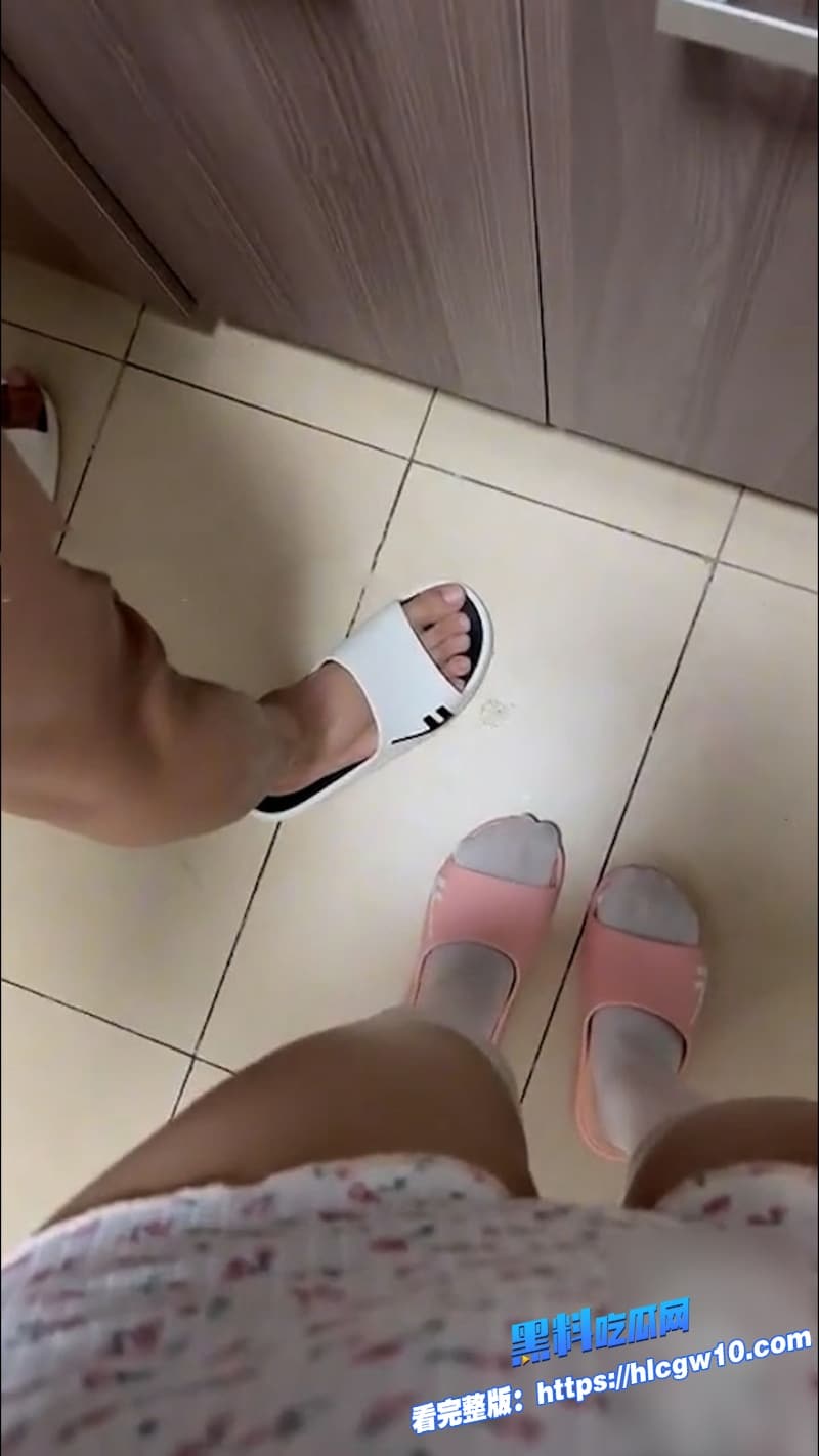 海角兄妹乱伦半夜厨房煮面哥哥被弟弟白丝足交榨精棒棒糖舔完直接台子后入猛操3 海角兄妹乱伦半夜厨房煮面哥哥被弟弟白丝足交榨精棒棒糖舔完直接台子后入猛操3