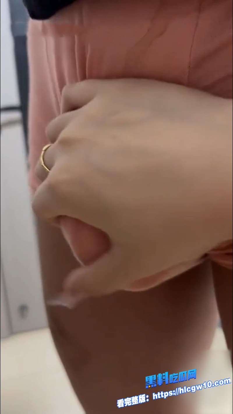 海角兄妹乱伦半夜厨房煮面哥哥被弟弟白丝足交榨精棒棒糖舔完直接台子后入猛操5 海角兄妹乱伦半夜厨房煮面哥哥被弟弟白丝足交榨精棒棒糖舔完直接台子后入猛操5