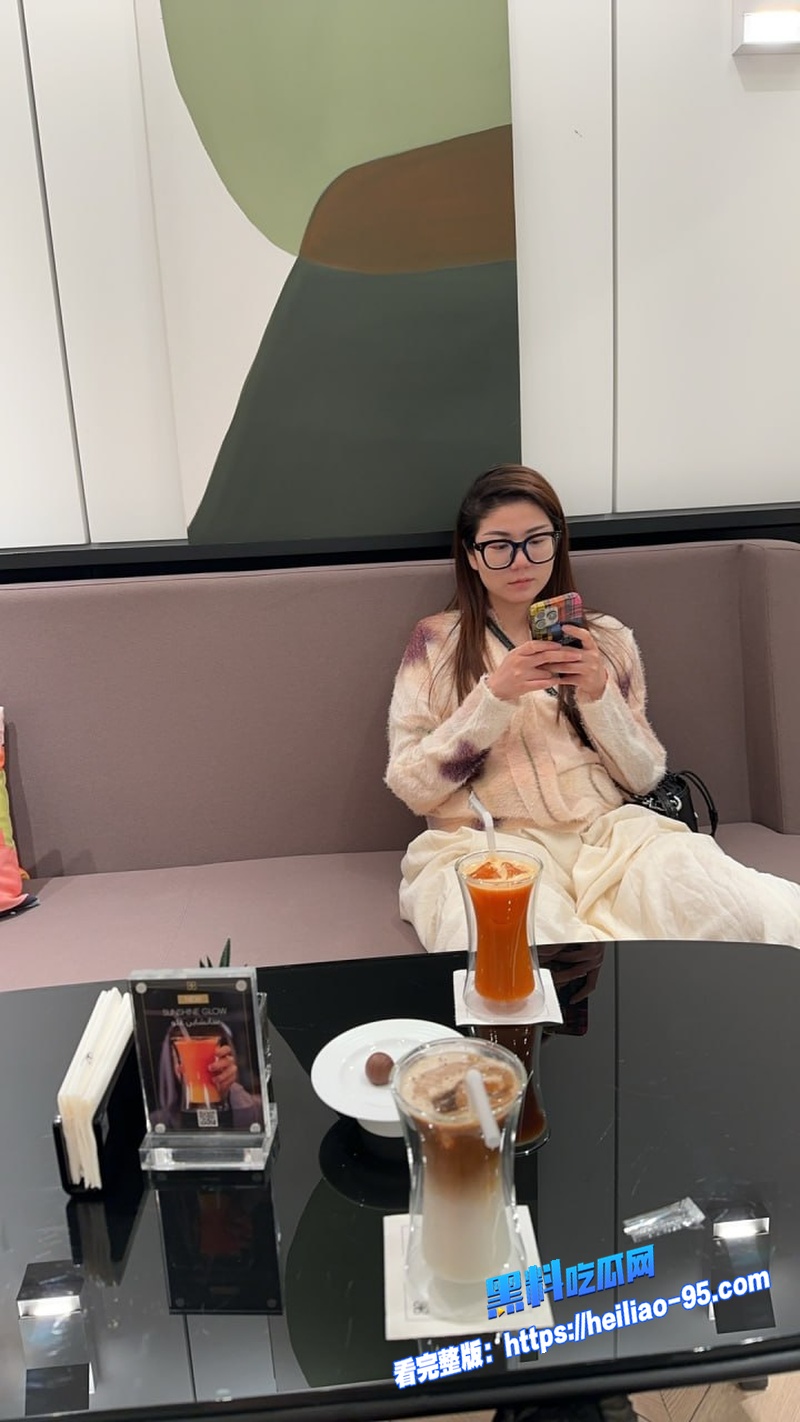 顶美御姐酒店开房啪啪 黑色情趣皮衣翘臀主动榨精 气质美女认真吃鸡 完全沉浸在快感里图3