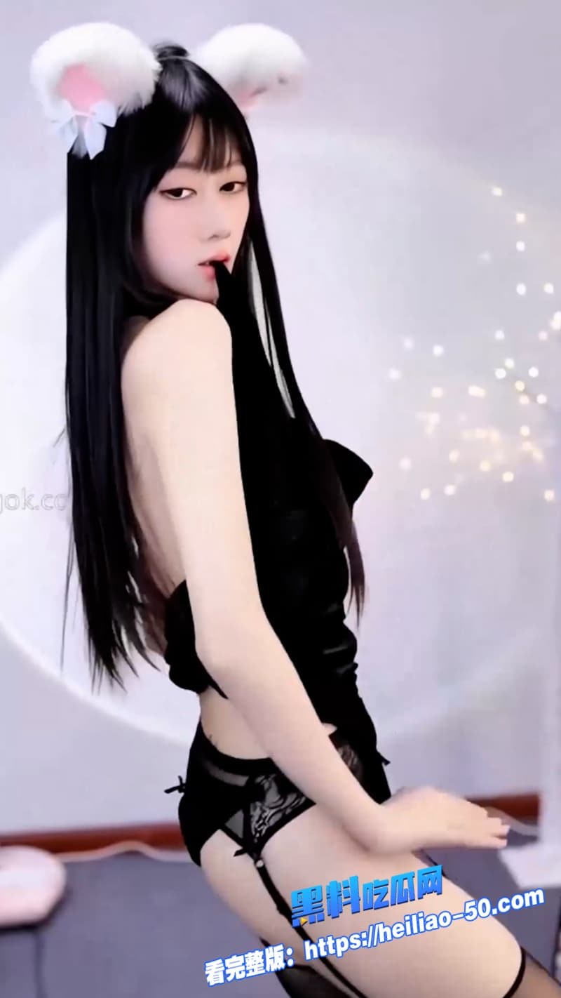 抖音网红奶瑶妹妹黑色性感旗袍骚舞甜妹大波狂晃吸睛无数这波诱惑直接把人看硬了 7