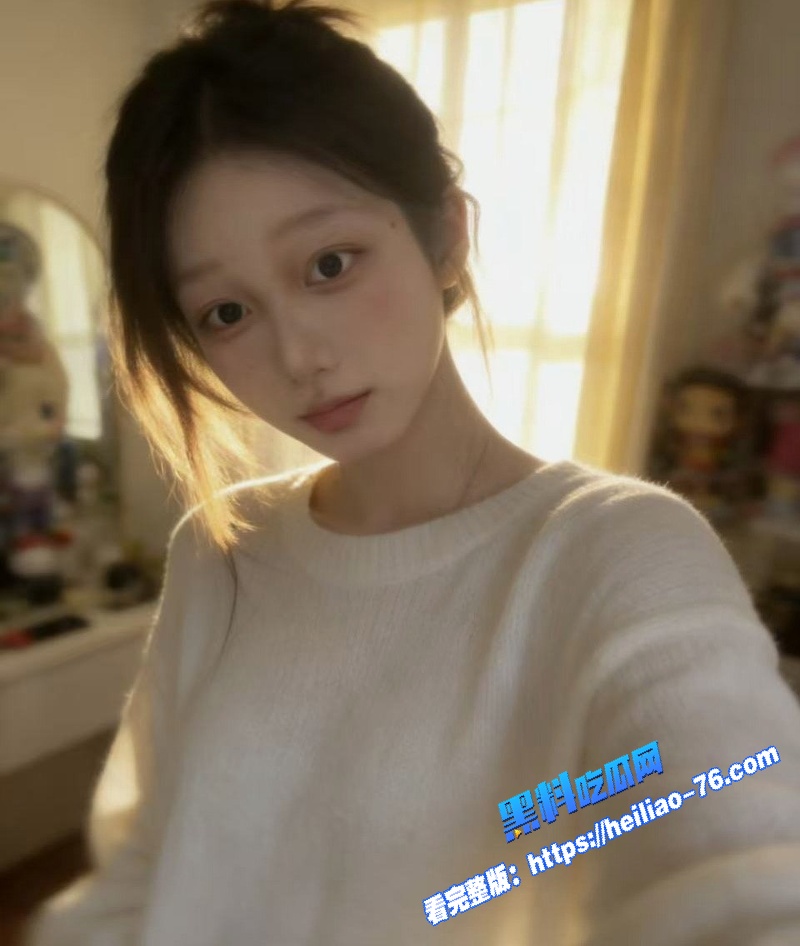 地铁偷拍百褶裙无内裤学妹 走光 低角度抄底粉嫩美穴 走光腿控福利太炸裂图13
