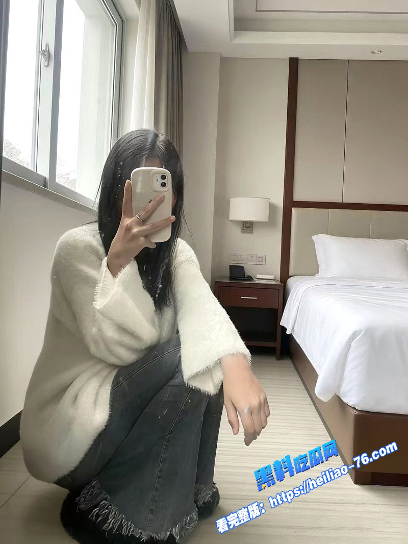 地铁偷拍百褶裙无内裤学妹 走光 低角度抄底粉嫩美穴 走光腿控福利太炸裂图3