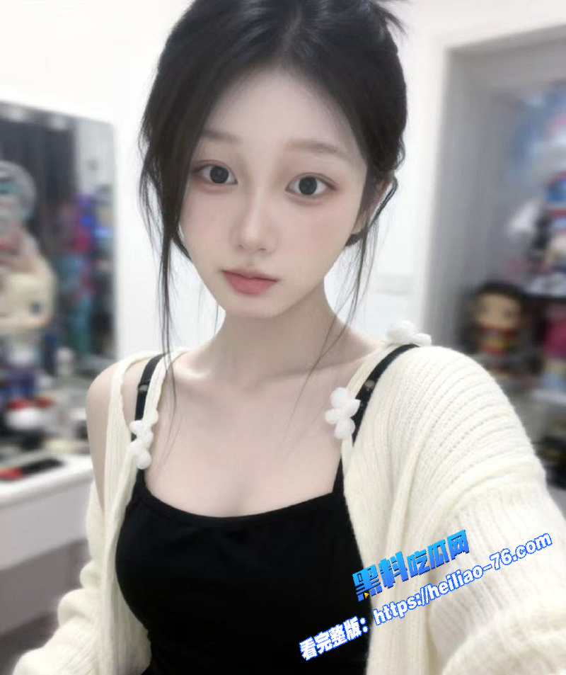 地铁偷拍百褶裙无内裤学妹 走光 低角度抄底粉嫩美穴 走光腿控福利太炸裂图5