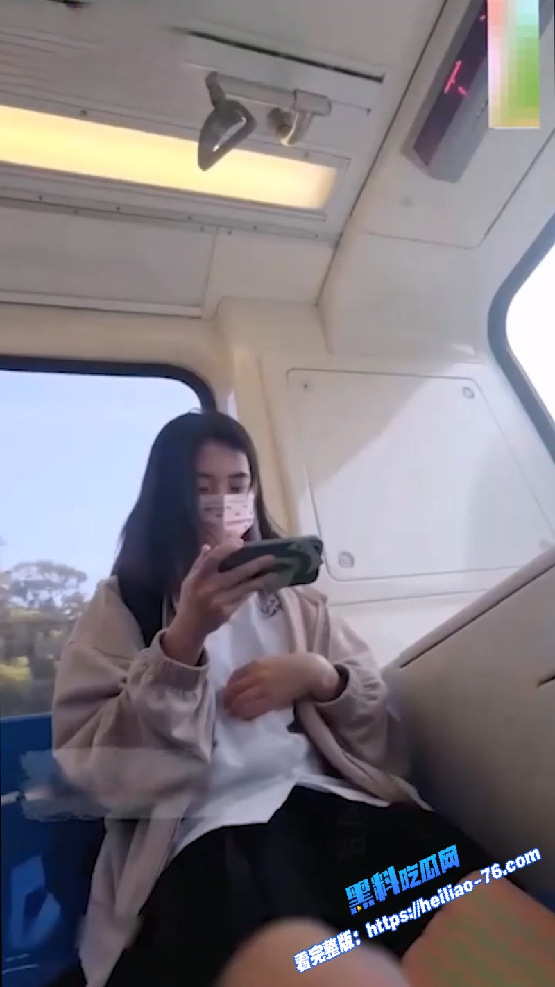 地铁偷拍百褶裙无内裤学妹 走光 低角度抄底粉嫩美穴 走光腿控福利太炸裂图7