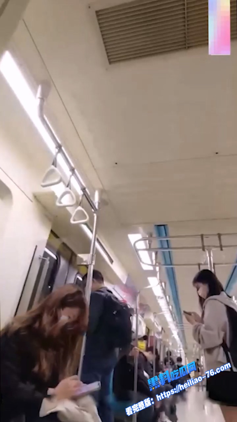 地铁偷拍百褶裙无内裤学妹 走光 低角度抄底粉嫩美穴 走光腿控福利太炸裂图8
