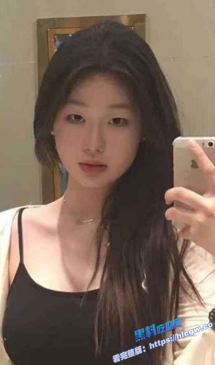 河南20岁骚货 李琦 被爆金主定制风骚视频 穿着黑丝跳裸舞 自慰高潮简直太骚了！图1