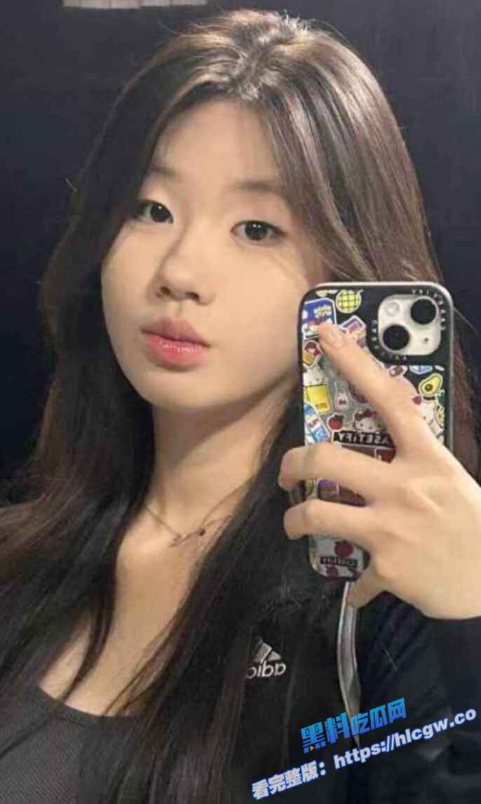 河南20岁骚货 李琦 被爆金主定制风骚视频 穿着黑丝跳裸舞 自慰高潮简直太骚了！图2