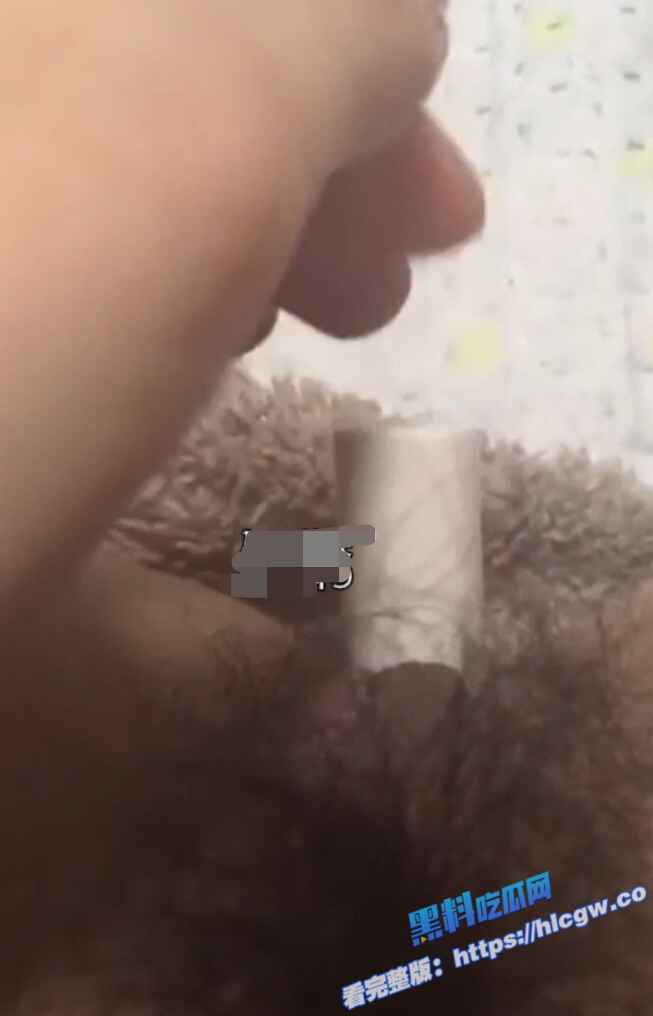 河南20岁骚货 李琦 被爆金主定制风骚视频 穿着黑丝跳裸舞 自慰高潮简直太骚了！图7