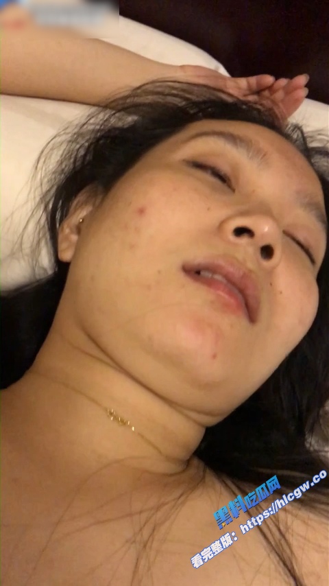 真实母子乱伦！小伙为了得到妈妈 下药迷奸亲妈 对着妈妈的骚穴无套内射！2