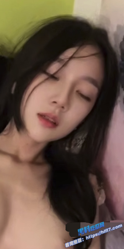 极品高颜值反差美少女 与男友性爱视频流出 超级粉嫩小穴 被男友狠狠滴猛操！2