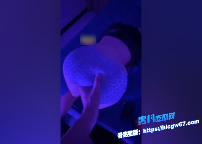 新疆维吾尔族在校大学生兼职外围视频流出欧美范儿十足一上来就给发骚照网络上各种调教 9