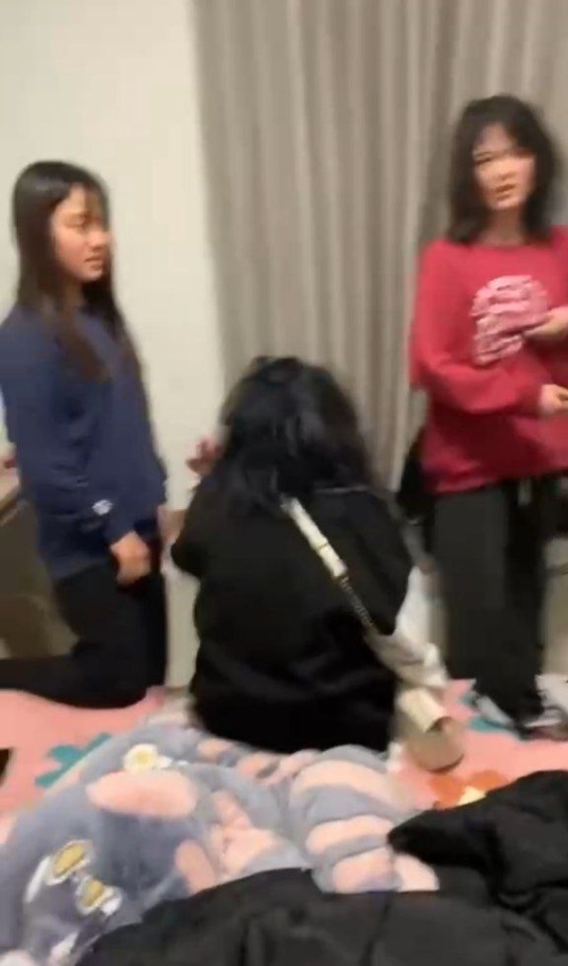 精神小妹组团霸凌以多欺少太嚣张1