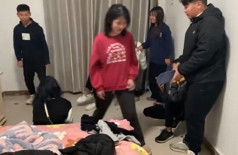 精神小妹组团霸凌以多欺少太嚣张3
