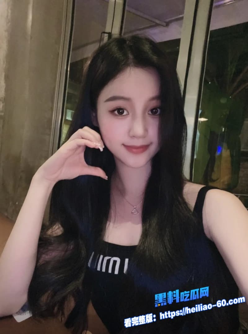 真实兄妹乱伦妹妹陪哥哥钓鱼尿尿勾引河边小树林里跪舔巨屌后翘屁股被无套狂干浪叫高潮 1