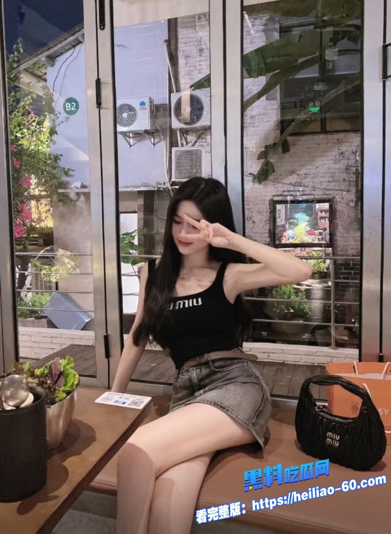 真实兄妹乱伦妹妹陪哥哥钓鱼尿尿勾引河边小树林里跪舔巨屌后翘屁股被无套狂干浪叫高潮 3