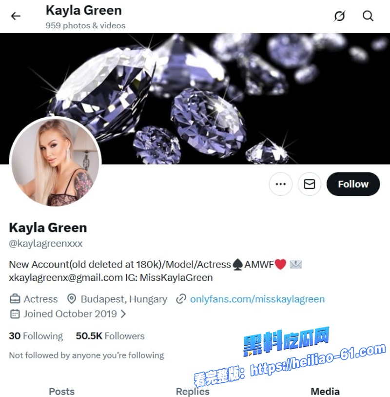 足球妈妈KaylaGreen60周年纪念片里双洞齐开被两个年轻球员操到爽翻1