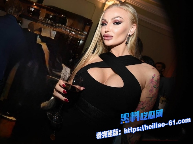 足球妈妈KaylaGreen60周年纪念片里双洞齐开被两个年轻球员操到爽翻3