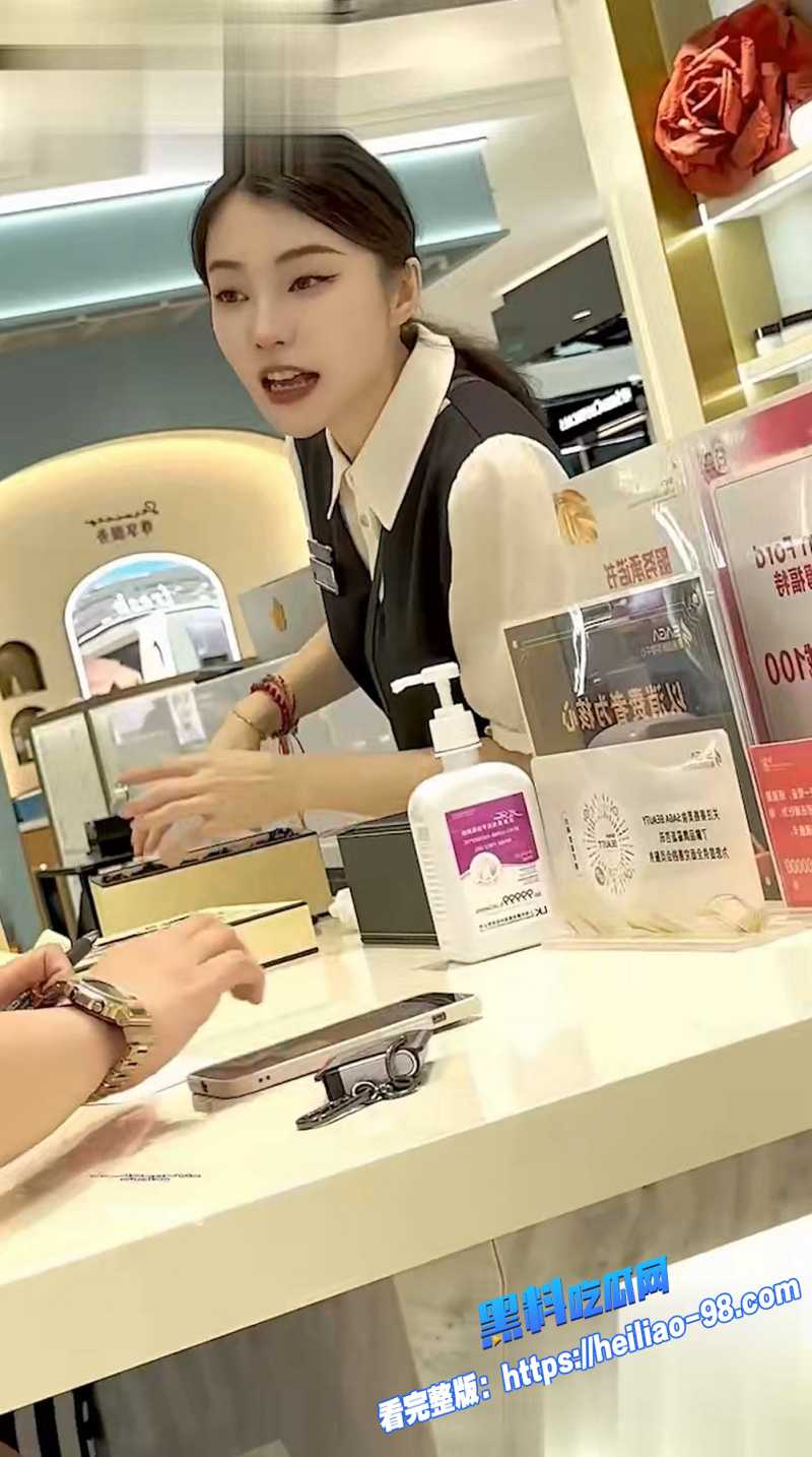 街拍大神KFC抄底商场前台美女服务员黑色开档骚丝袜结账春光外泄5 街拍大神KFC抄底商场前台美女服务员黑色开档骚丝袜结账春光外泄5