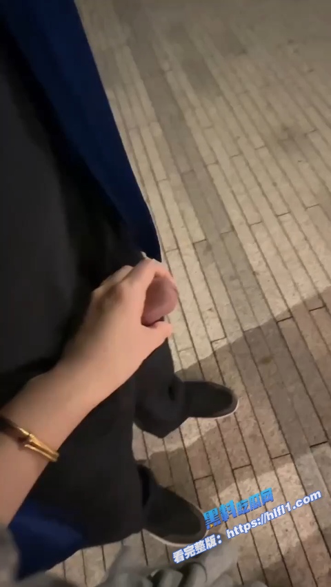 半夜跟小哥哥到滨海公园海边散步 情不自禁吃起肉棒 半途被保安发现落荒而逃！3