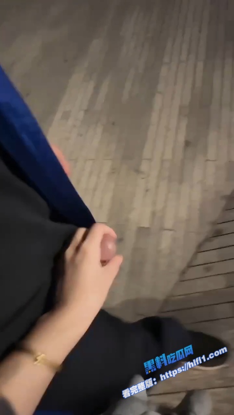 半夜跟小哥哥到滨海公园海边散步 情不自禁吃起肉棒 半途被保安发现落荒而逃！4