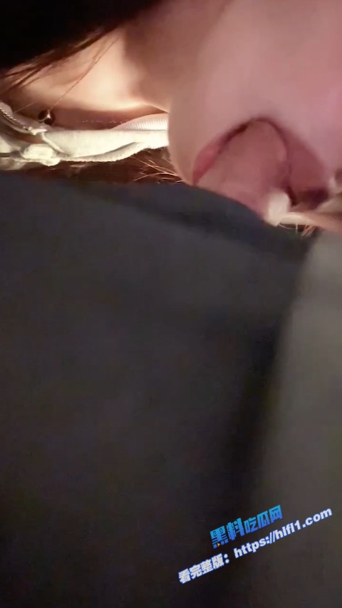 半夜跟小哥哥到滨海公园海边散步 情不自禁吃起肉棒 半途被保安发现落荒而逃！8
