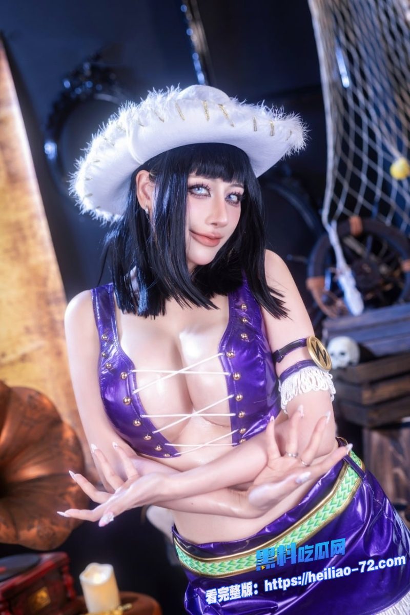高颜值福利姬Byoru大尺度私拍COS海贼王妮可·罗宾紫色比基尼雪白巨乳晃到爆4