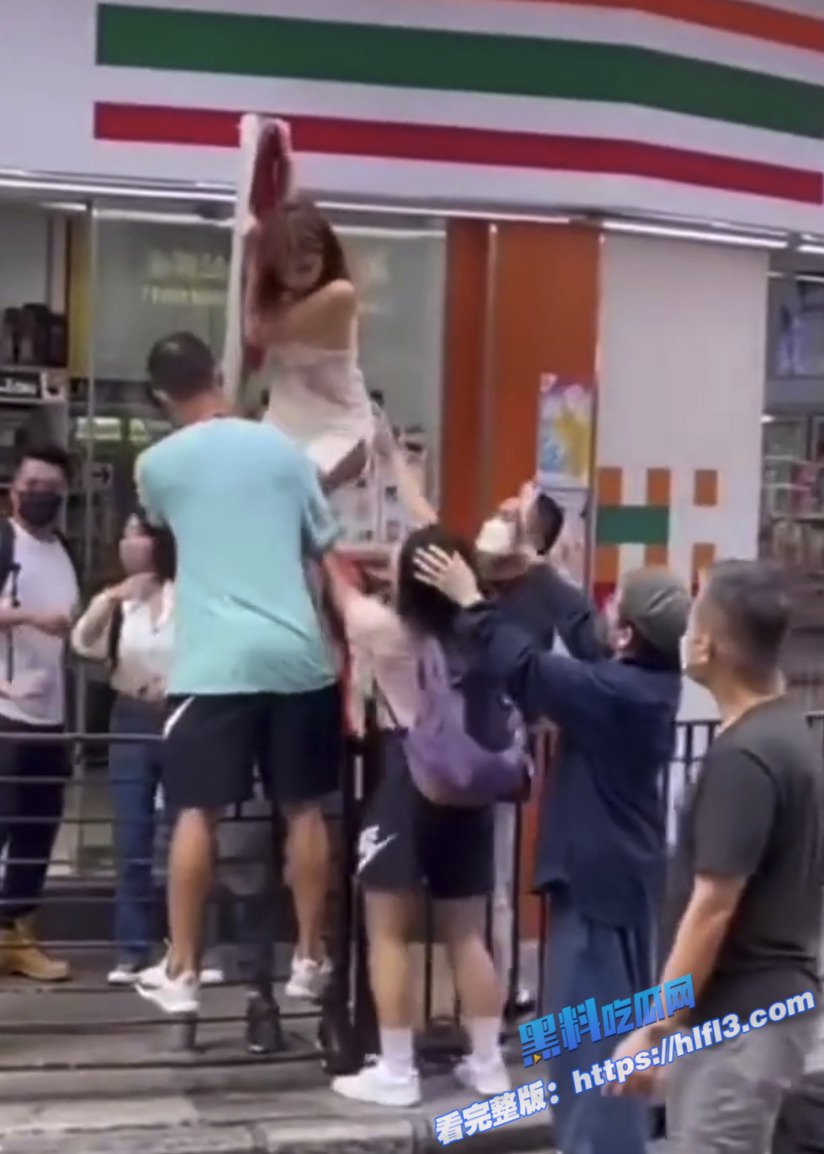 真实捉奸!香港小三被原配捉奸 光着屁股夺窗而逃 大屁股骚穴一览无余!6 真实捉奸!香港小三被原配捉奸 光着屁股夺窗而逃 大屁股骚穴一览无余!6