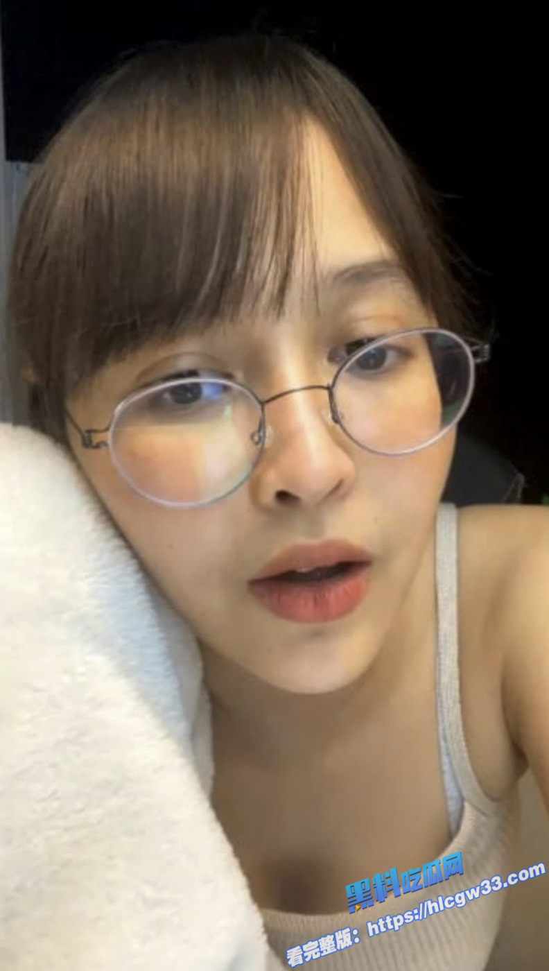 极品高颜值眼镜反差婊 自拍大尺度漏脸掰穴 各种道具插入自慰淫水超级多3 极品高颜值眼镜反差婊 自拍大尺度漏脸掰穴 各种道具插入自慰淫水超级多3