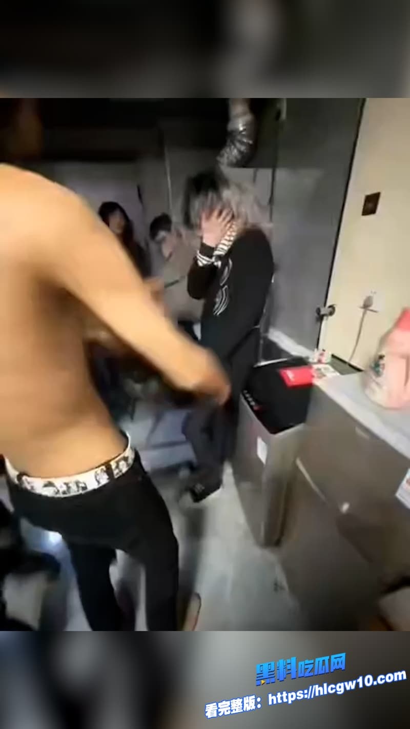 抖音高街帝网红走心被杀马特精神小伙房间群殴完整版视频曝光网友直呼这畜牲活该被锤8