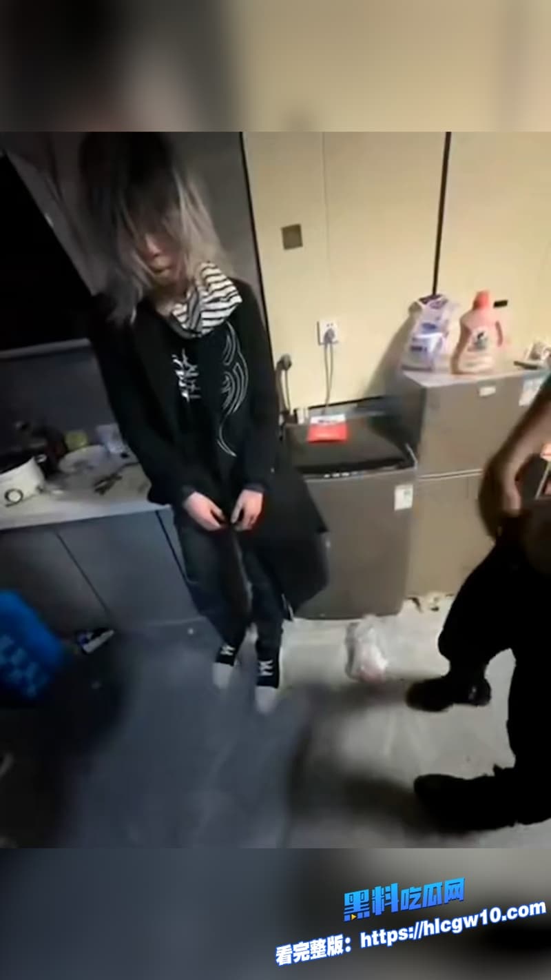 抖音高街帝网红走心被杀马特精神小伙房间群殴完整版视频曝光网友直呼这畜牲活该被锤10