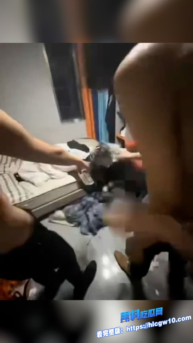 抖音高街帝网红走心被杀马特精神小伙房间群殴完整版视频曝光网友直呼这畜牲活该被锤12