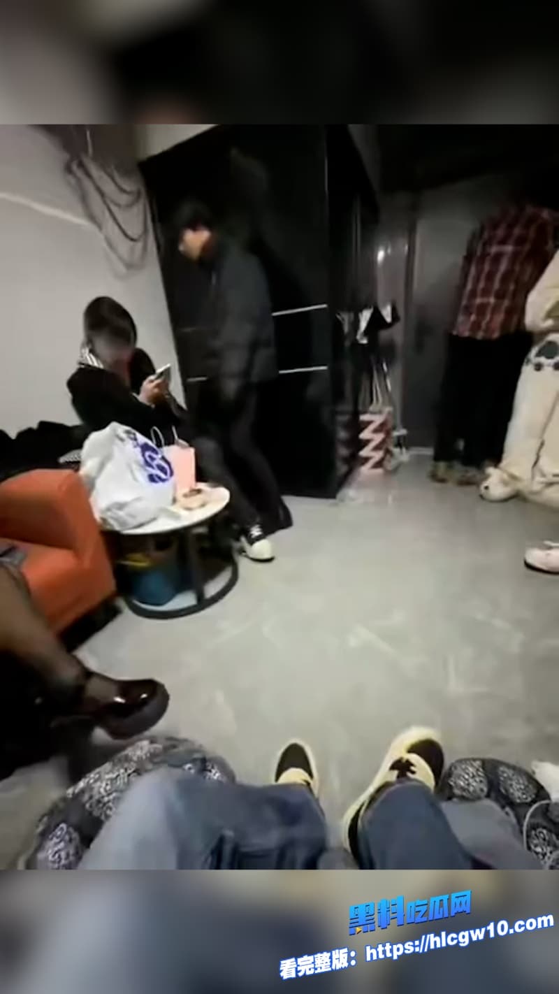 抖音高街帝网红走心被杀马特精神小伙房间群殴完整版视频曝光网友直呼这畜牲活该被锤15